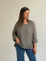 Sweater de tejido tipo waffle color visón, con cuello redondo, mangas amplias con vuelta y corte holgado.