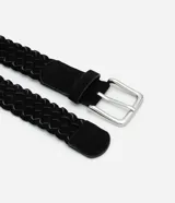 Cinturón de ancho mediano confeccionado en material sintético con textura trenzada y hebilla cuadrada metálica.
