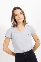 Remera de algodón gris melange con cuello en V y manga corta. Presenta un pequeño bordado en el pecho izquierdo.