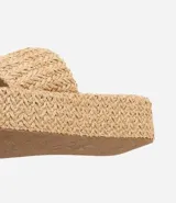 Sandalia flatform color beige con superficie trenzada, sin cierre, con tira ancha y puntera redonda.