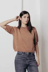 Sweater de punto color tostado con hilos metalizados, de corte recto, escote redondo y mangas cortas con puño ajustado.
