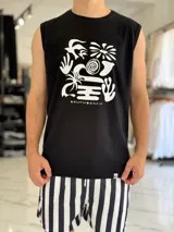 Musculosa color beige con estampado gráfico abstracto en tono marrón oscuro en el centro del pecho y la inscripción "SOUTHBEACH".