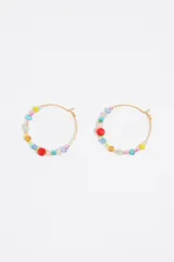 Par de aros tipo argolla dorados con cuentas de colores.