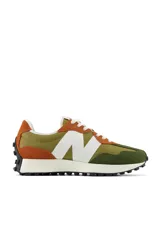 Championes New Balance de estilo casual, con capellada en tonos verde oliva, verde oscuro y naranja, con logo "N" en blanco y suela de goma negra.