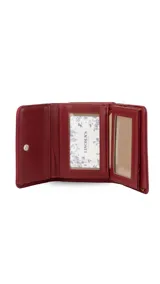 Billetera mediana de símil cuero color azul, con cierre a presión y compartimento posterior con cierre. Incluye múltiples tarjeteros, visores y divisiones internas para billetes.