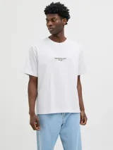 Remera blanca de manga corta con pequeño estampado frontal centrado que dice "ORIGINALS" y "EST. 1990".