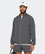 Campera deportiva Fabletics modelo Infinite, de color negro, con cierre frontal completo, cuello alto y bolsillos laterales con cierre.