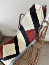 Pantalón de jean de tiro alto con diseño de rayas horizontales en color bordó, blanco y negro.