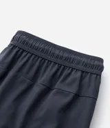 Bermuda deportiva de running para hombre en microfibra color beige, con cintura elástica, cordón ajustable y bolsillos laterales.