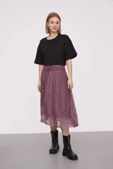 Falda midi evasé con estampado geométrico en tonos borgoña y rosa.