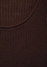Jersey de punto acanalado color marrón, con cuello redondo escotado y mangas cortas.