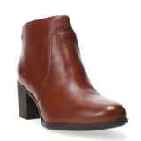 Botas de caña baja marca Bottero, confeccionadas en cuero color marrón, con puntera redonda y taco cuadrado de altura media.