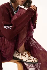 Zapato náutico de horma cuadrada confeccionado en cuero de pelo de vaca con estampado animal print. Presenta detalles de pasamanería en cuero descarne en el frente y laterales, cordones frontales y suela plana con pequeño taco.