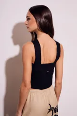 Top blanco de viscosa con breteles cruzados en el frente y espalda descubierta.