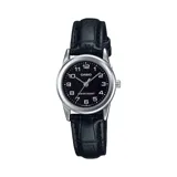 Reloj analógico Casio con caja de acero inoxidable plateada y esfera negra con números arábigos. Cuenta con una correa de cuero negro con textura de cocodrilo.