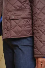 Campera matelasse impermeable color chocolate, con cierre frontal, cuello y puños de pana.