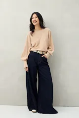 Sweater negro de tejido de punto con mangas abullonadas y puños elastizados.