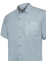 Camisa de manga corta de tencel color celeste, modelo Tencel de la marca RKF, con corte regular fit, botones frontales a contratono y un bolsillo en el pecho con logo bordado.