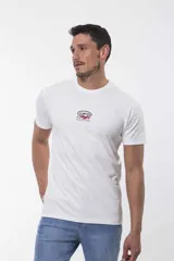Remera blanca de manga corta y cuello redondo, con pequeño estampado frontal de la marca Ufo.