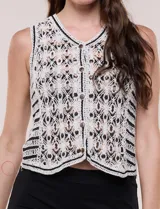 Chaleco de crochet color blanco con detalles en negro, escote en V y cierre frontal con botones.