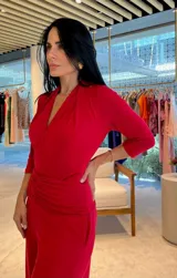 Mono largo color rojo, con escote en V, mangas 3/4 y detalle de faja fruncida en la cintura. Incluye bolsillos laterales.