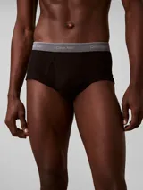 Pack de cinco slips de algodón regenerativo con cintura elástica distintiva de la marca Calvin Klein.