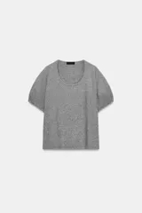 Jersey de punto de corte amplio, con escote redondo y mangas cortas con diseño holgado.
