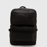 Mochila urbana de diseño funcional en color negro, con múltiples compartimentos frontales con cierre, correas laterales ajustables y compartimento interno acolchado para dispositivos electrónicos.
