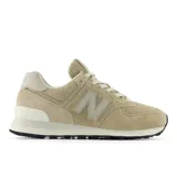 Championes urbanos New Balance modelo 574, color beige, confeccionados en cuero y malla, con logo N característico en los laterales y entresuela ENCAP con amortiguación de espuma EVA.