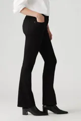 Jean Levi's 725 High Rise Bootcut de mujer, color negro, ajustado en cadera y muslos, con cintura alta y pierna acampanada. Confeccionado con tecnología Levi's® Sculpt con Hypersoft para mayor comodidad y elasticidad.