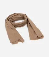 Pañuelo femenino de textura suave en color tostado, con terminaciones de mini flecos en los extremos.