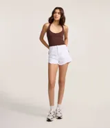 Short slim de sarga color blanco, con trabillas en la cintura, bolsillos y terminación deshilachada en el dobladillo. Cierre delantero con botón y cremallera.