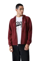 Buzo con cierre frontal completo y capucha, color bordó, con logo bordado en el pecho y bolsillos tipo canguro.