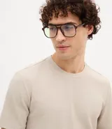 Remera de corte slim con textura, cuello redondo y manga corta. Confeccionada en tejido resistente que no se arruga.