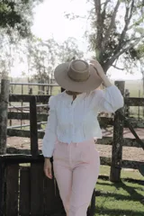 Bombacha de campo unisex confeccionada artesanalmente en pana gruesa de algodón color rosado, con diseño de pinzas en la cintura y bolsillos laterales.