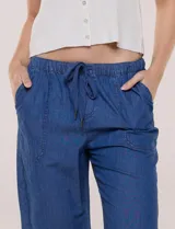 Pantalón crop de algodón y rayón, color beige, con pretina elástica con cordón de ajuste, bolsillos frontales aplicados y corte recto.