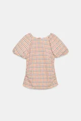Top o cuerpo de manga corta abullonada con cuello redondo y frunces laterales. Presenta un estampado a cuadros en tonos beige, naranja claro y marrón oscuro.