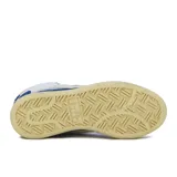 Zapatilla de caña alta Diadora Heritage modelo Mi Basket, color blanco con detalles en azul marino, beige y rojo. Presenta un acabado envejecido en la suela de goma. En la lengüeta se observa un gráfico en blanco y negro de una figura masculina.