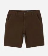 Bermuda masculina slim confeccionada en sarga de algodón con elastano, color beige, con bolsillos laterales tipo chino, bolsillos traseros embutidos con botón, trabillas en la cintura y cierre frontal con botón y cremallera.