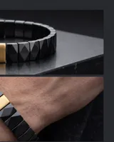 Pulsera elástica compuesta por eslabones de cerámica negra con acabado facetado y una pieza central rectangular con baño de oro.