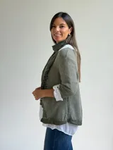 Sweater de punto fino en color verde oliva, con diseño de cuello redondo y mangas tres cuartos. Incluye un pañuelo a juego con detalles de encaje en los bordes, que puede utilizarse como accesorio para el cuello.