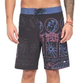 Short de baño Quiksilver modelo Natural Tech, de 19 pulgadas de largo, color negro con estampado gráfico de soles, lunas y espirales en tonos rosados y azules, con cintura fija en color azul y cordón de ajuste negro.