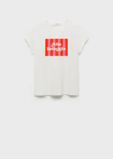 Camiseta blanca de manga corta y cuello redondo, con estampa frontal rectangular en tonos rosados con rayas verticales y la inscripción "Alla Spiaggia".