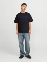 Remera de algodón con calce holgado, cuello redondo y mangas cortas. Presenta un pequeño logo estampado en el pecho y una estampa grande en la espalda con impresión de goma suave al tacto.