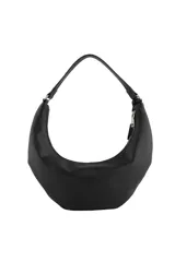 Cartera tipo hobo de Las Oreiro en color beige, con diseño de media luna y decorada con tachas metálicas plateadas en toda su superficie frontal. Incluye una correa fija y un dije colgante con el logo de la marca.