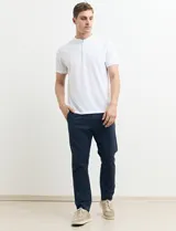 Remera blanca de algodón con cuello mao y media botonadura.