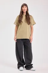 Remera color caqui de algodón, corte recto y mangas cortas.