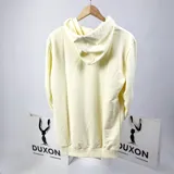 Canguro amarillo pastel con capucha y bolsillo delantero, con logo de la marca bordado en el pecho.