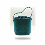 Bolso tipo bucket de gamuza color dorado, completamente revestido con apliques de strass y cristales a tono. Cuenta con asa corta para llevar al hombro y herrajes metálicos.