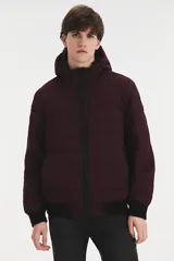 Campera puffer con capucha y cierre frontal, color bordó, de calce estándar con puños y cintura elastizados en negro.